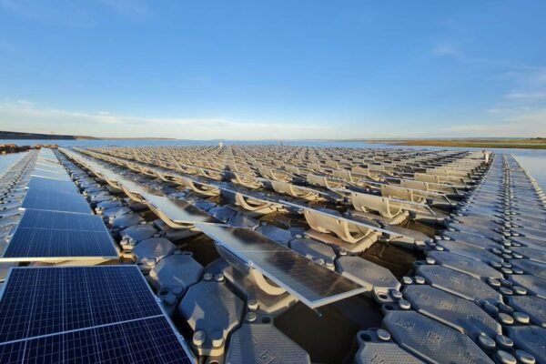 Usina Hidrelétrica FURNAS – Araporã/MG – 200 kWp – Estrutura Flutuante Rígida
