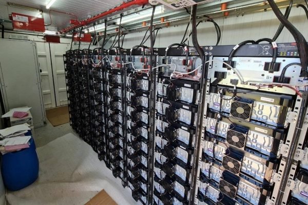 Usina Hidrelétrica FURNAS – Araporã/MG – 300 kWh – Container Baterias de Lítio Híbrido